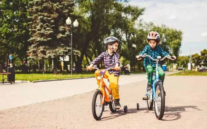 Hoe een kind te leren om een ​​fiets te fietsen? Hoe rijd te geven op een tweewielige fiets? Hoe een kind te leren om pedalen te draaien en het balans te houden op 3 jaar? 8549_18