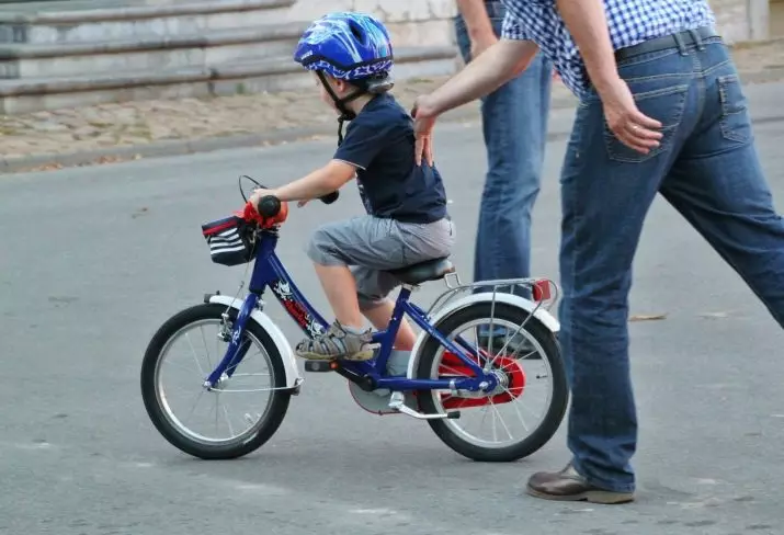 Hoe een kind te leren om een ​​fiets te fietsen? Hoe rijd te geven op een tweewielige fiets? Hoe een kind te leren om pedalen te draaien en het balans te houden op 3 jaar? 8549_19