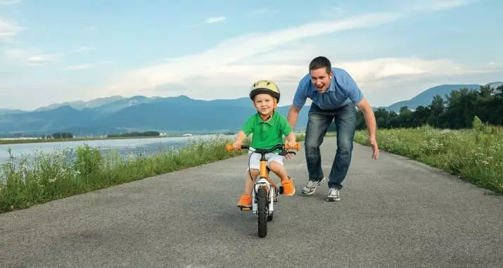 Hoe een kind te leren om een ​​fiets te fietsen? Hoe rijd te geven op een tweewielige fiets? Hoe een kind te leren om pedalen te draaien en het balans te houden op 3 jaar? 8549_20