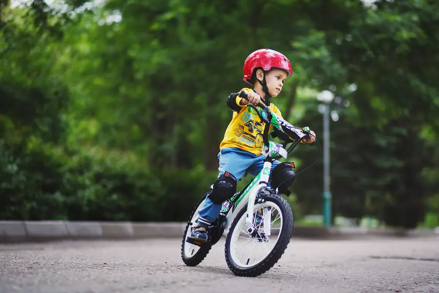 Hoe een kind te leren om een ​​fiets te fietsen? Hoe rijd te geven op een tweewielige fiets? Hoe een kind te leren om pedalen te draaien en het balans te houden op 3 jaar? 8549_5