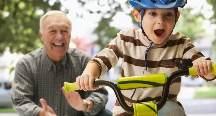 Hoe een kind te leren om een ​​fiets te fietsen? Hoe rijd te geven op een tweewielige fiets? Hoe een kind te leren om pedalen te draaien en het balans te houden op 3 jaar? 8549_6