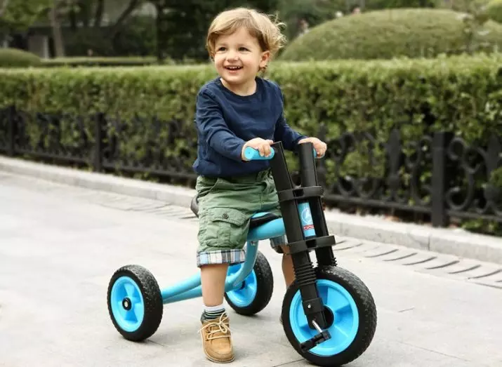 Hoe een kind te leren om een ​​fiets te fietsen? Hoe rijd te geven op een tweewielige fiets? Hoe een kind te leren om pedalen te draaien en het balans te houden op 3 jaar? 8549_9