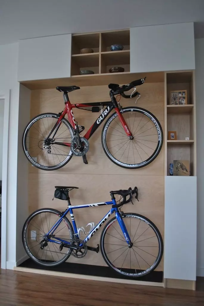 Складирање на велосипеди: Како да се чува во скалилото и гаражата? Карактеристики на сезонското складирање во зима. Дали е можно да се чува во целокупниот коридор и на скалите? 8551_18