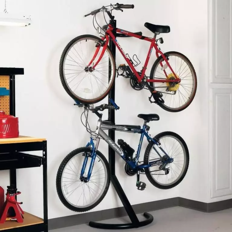 Складирање на велосипеди: Како да се чува во скалилото и гаражата? Карактеристики на сезонското складирање во зима. Дали е можно да се чува во целокупниот коридор и на скалите? 8551_23