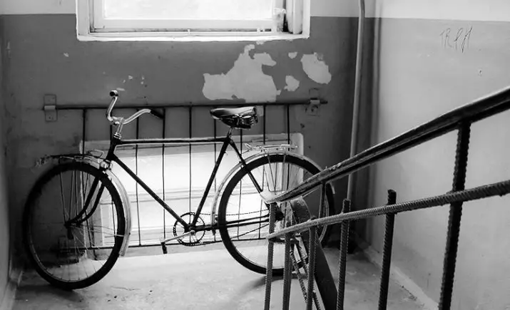 Depozitare bicicletă: Cum se păstrează în scară și garaj? Caracteristicile de stocare sezonieră în timpul iernii. Este posibil să se păstreze pe coridorul general și pe scară? 8551_29