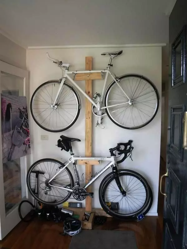 Garage à vélos: Comment stocker dans la cage d'escalier et un garage? Caractéristiques du stockage saisonnier en hiver. Est-il possible de stocker dans le couloir général et sur l'escalier? 8551_3
