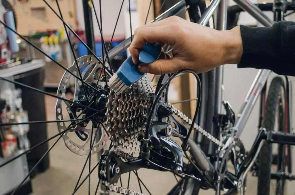 Garage à vélos: Comment stocker dans la cage d'escalier et un garage? Caractéristiques du stockage saisonnier en hiver. Est-il possible de stocker dans le couloir général et sur l'escalier? 8551_9