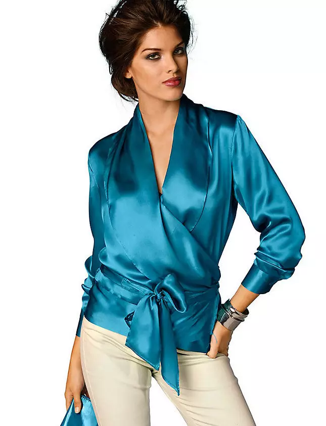Плава блуза (52 фотографије): Шта да носимо женске блузе плаве боје 855_20
