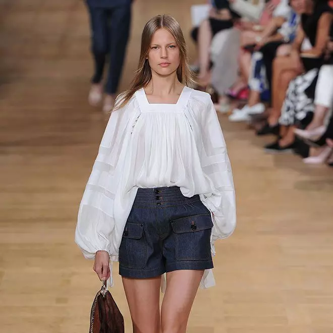 Flouse-seljak (71 fotografije): Šta nositi bluzu u seljaču, rustikalnom stilu 856_18
