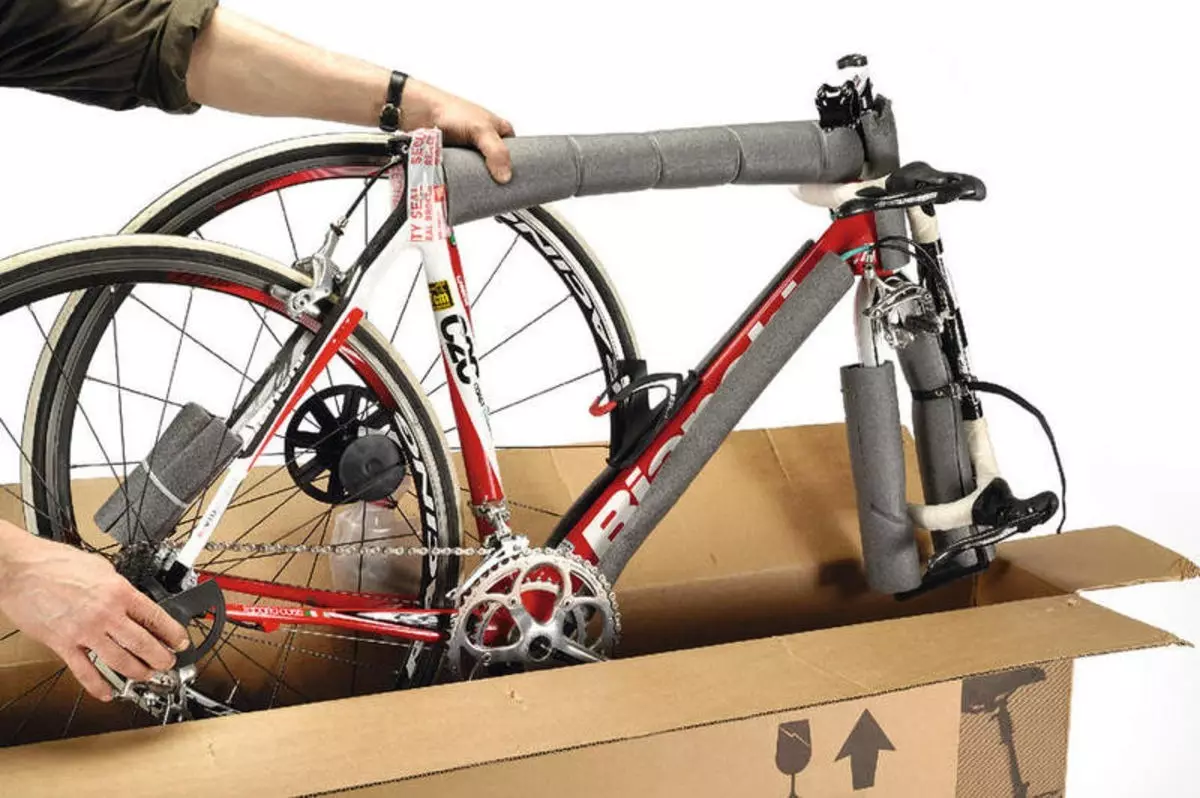 Как собрать велосипед из коробки. Упаковка велосипеда для перевозки. Коробка для транспортировки велосипеда. Упакованный велосипед. Коробка для перевоза велосипеда.