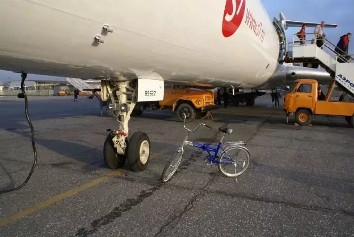 Làm thế nào để mang theo một chiếc xe đạp trong máy bay? Làm thế nào để mang nó trong một trường hợp và túi? Quy tắc nuôi xe đạp trẻ em 8571_2