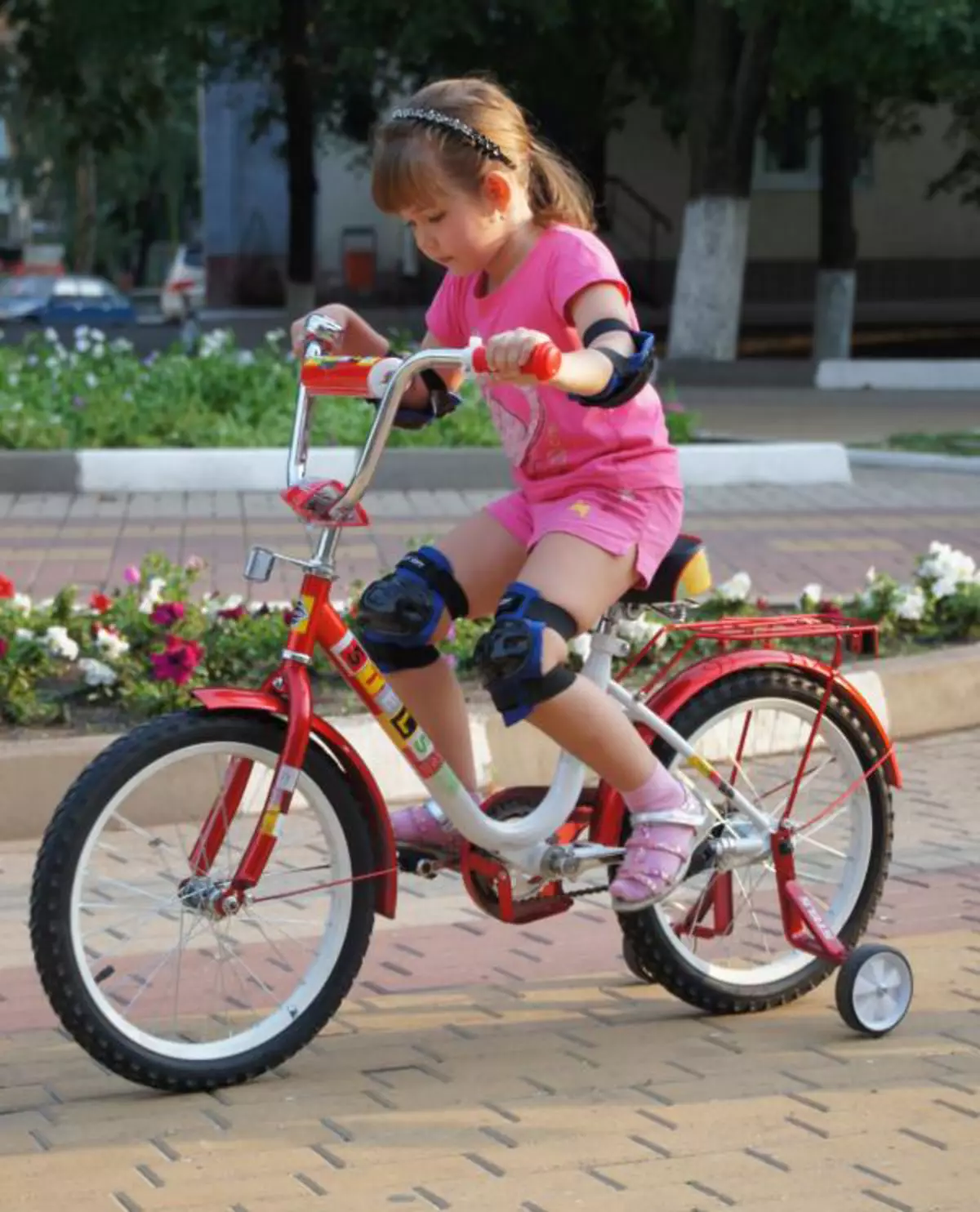 7 лет какой велосипед выбрать. Stels Flash 18. Велосипед детский. Дети с велосипедом. Велосипед для ребенка 7 лет.