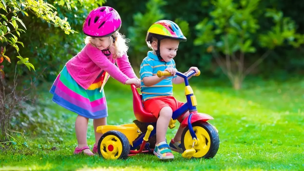 دوچرخه ها از 2 سالگی: انتخاب دختران و پسران دوچرخه سه چرخه و دو چرخه. بررسی مدل ها برای بچه ها