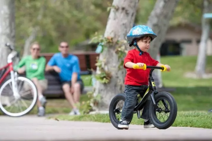 3 سے 5 سال کی عمر سے سائیکلوں: لڑکوں اور لڑکیوں کے لئے ہلکا پھلکا موٹر سائیکل کا انتخاب 8601_4