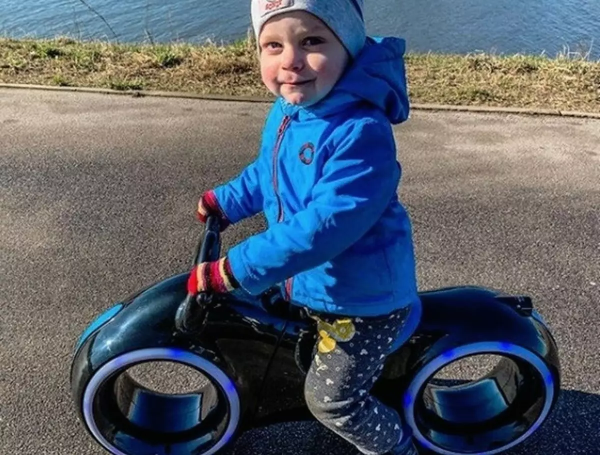 Begovil Star One Scooter: Beskrywing van kinders se beggrel tron ​​fiets met LED-beligting en bluetooth. Resensies van ouers 8634_17