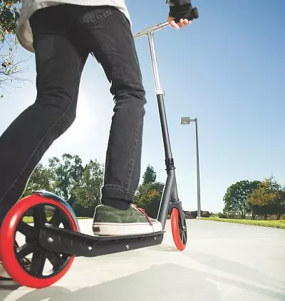 City Scooter: calificación de los mejores scooters adultos para la ciudad de 2021. ¿Cómo elegir? Revisión de los modelos de luz 8653_2