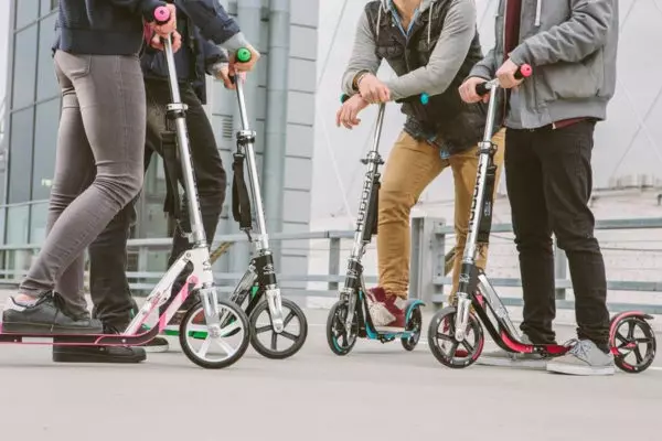 City Scooter: calificación de los mejores scooters adultos para la ciudad de 2021. ¿Cómo elegir? Revisión de los modelos de luz 8653_9