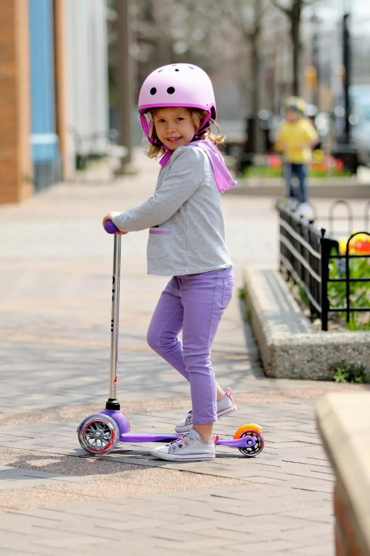 Como elixir un scooter para un neno de 8 anos? Que scooter é mellor para unha rapaza ou neno? Revisión dos modelos e scooters de tres rodas infantís con rodas grandes 8663_22