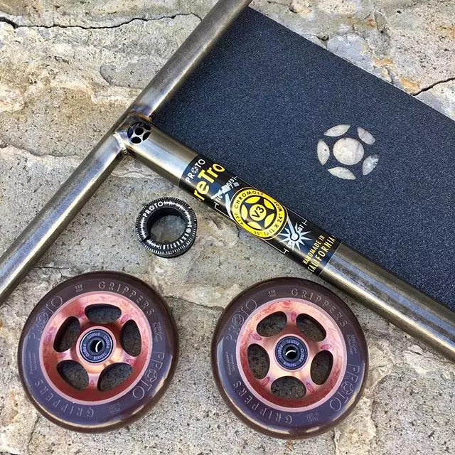 BEARINGS rau scooter: 100 hli thiab 200 hli rau lub log thiab kauj kab ntawm cov menyuam yaus lub tsheb ciav hlau. Dab tsi zoo dua xaiv yuav ua li cas rub tawm thiab dab tsi ntub? 8666_3