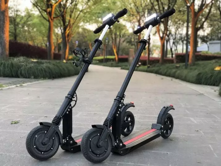 Scooter di balafirê de: Meriv çawa scooter zarokan veguhestin? Ma gengaz e ku meriv wê li ser sindoqa manual an belaş bavêje da ku bagajan pak bike? 8668_8