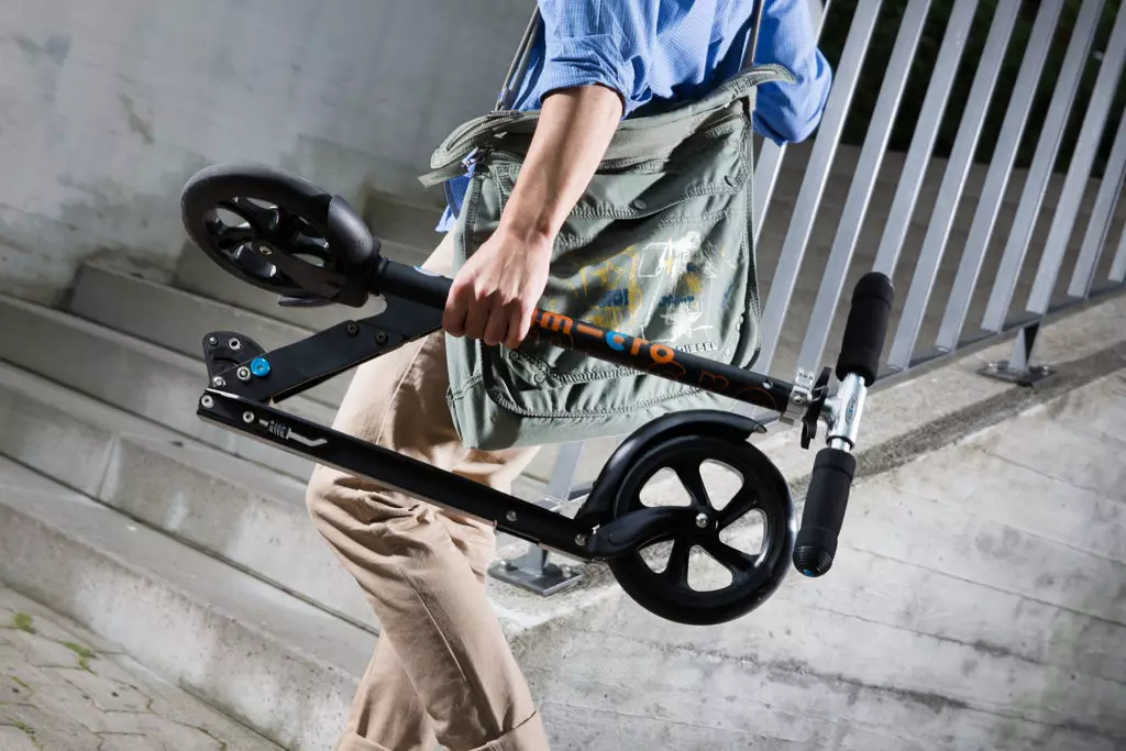 帶有大輪子的滑板車（44張照片）：選擇寬輪和震動吸收器的型號，最高可達100公斤和其他踏板車 8673_16