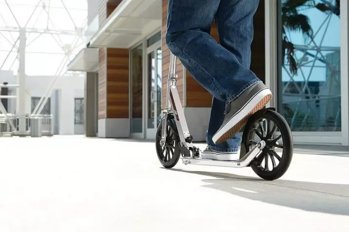 帶有大輪子的滑板車（44張照片）：選擇寬輪和震動吸收器的型號，最高可達100公斤和其他踏板車 8673_39