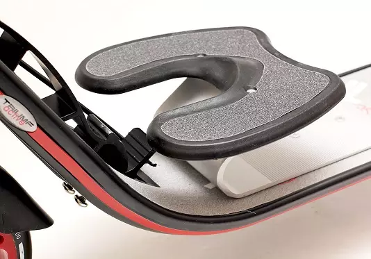 Accessoires pour scooter: types d'accessoires pour les éviers électriques. Comment choisir les meilleurs accessoires pour les enfants et les scooters adultes? 8675_8