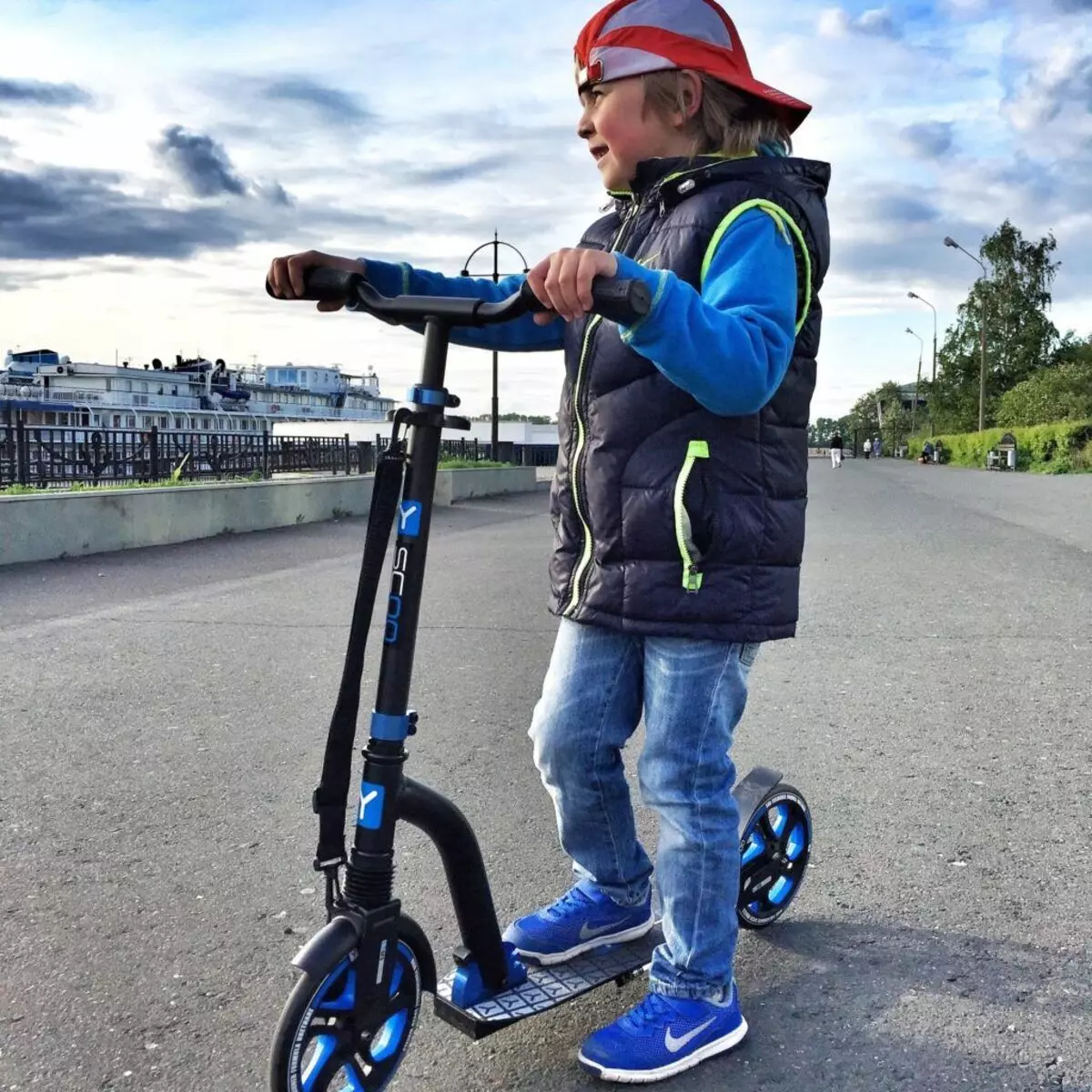 Scooter për një fëmijë është 10 vjeç: Si të zgjidhni skuter me dy rrota të fëmijëve me rrota të mëdha për vajzat dhe djemtë? 8676_3