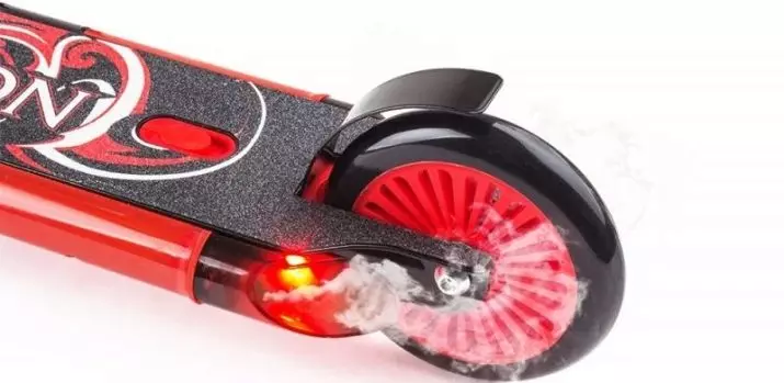 Scooters para nenos de 7 anos: como elixir unha scooter con grandes rodas para unha rapaza ou neno? Clasificación dos mellores modelos infantís 8689_12