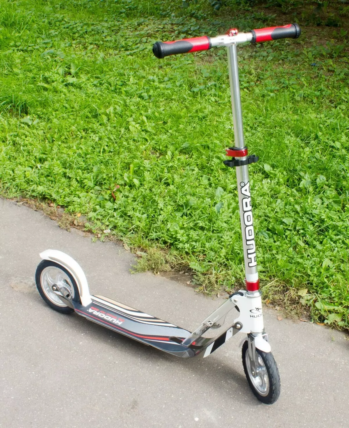Hudora scooters: nhọrọ wheel. Isi mmalite nke ịgbanye ụmụaka na ndị okenye, mepere emepe na scooter ndị ọzọ. Uru ha na ihe ha 8693_9