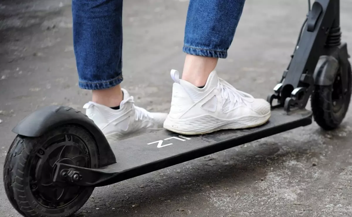 Shulz scootere: Gennemgang af scootere til voksen og børns urbane og andre elektriske dræn. Valg af tjekkisk 8697_11