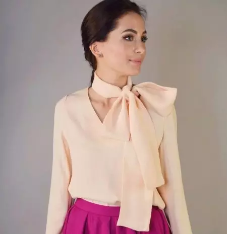 Розови блузи (26 фотографии): Што да носат розови блузи 870_5