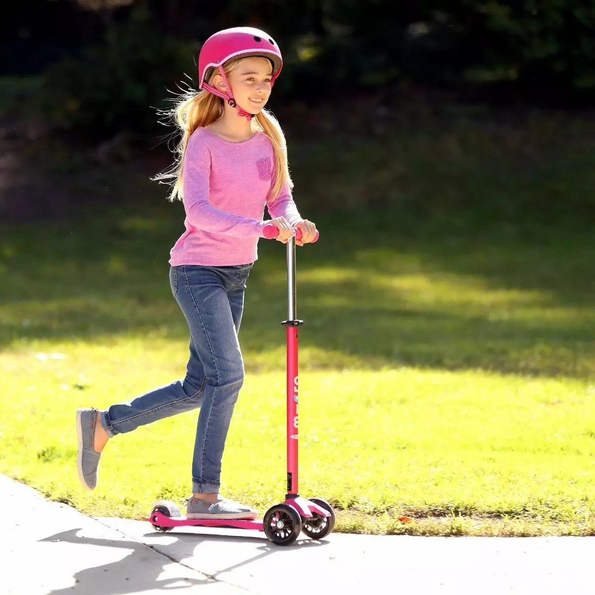 Micro-scooters: review van kinderen en volwassen tweewielige en driewielige modellen. Pennen en andere accessoires, kies lastige en elektrische wastafels 8712_14