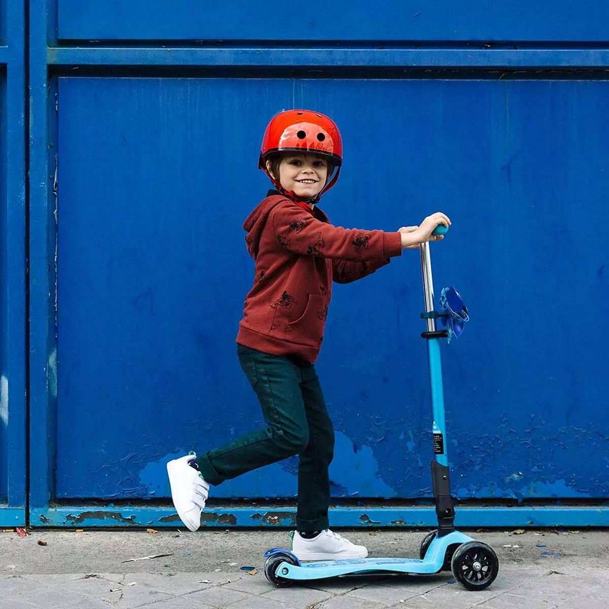 Micro-scooters: review van kinderen en volwassen tweewielige en driewielige modellen. Pennen en andere accessoires, kies lastige en elektrische wastafels 8712_24