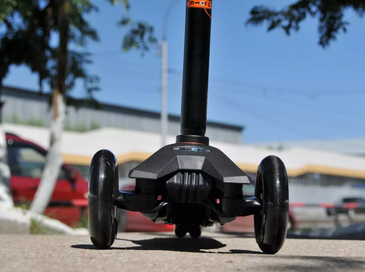 Micro scooters: ସମୀକ୍ଷା ପିଲାମାନଙ୍କ ଏବଂ ବୟସ୍କ ଦୁଇ-wheeled ଏବଂ ତିନି-wheeled ମଡେଲ। Pens ଏବଂ ଅନ୍ୟାନ୍ୟ Accessories, tricky ଏବଂ ବିଦ୍ୟୁତ୍ sinks ଚୟନ 8712_33