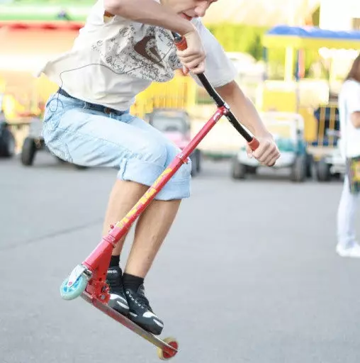 Scooter voor volwassenen (48 foto's): hoe een scooter te kiezen? Beoordeling van modellen met grote wielen, beoordeling van de beste scooters 2021, beoordelingen 8715_24