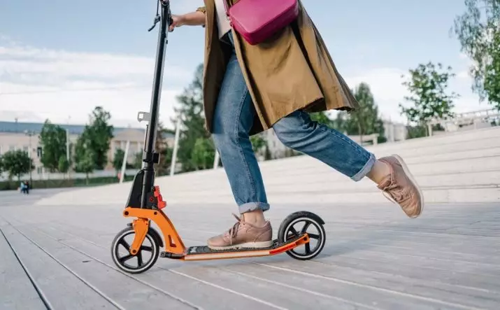 Scooter ho an'ny olon-dehibe (sary 48): Ahoana ny fomba hisafidianana scooter? Famerenana ireo modely miaraka amin'ny kodiarana lehibe, ny mari-pahaizana amin'ny scooter tsara indrindra 2021, hevitra 8715_6