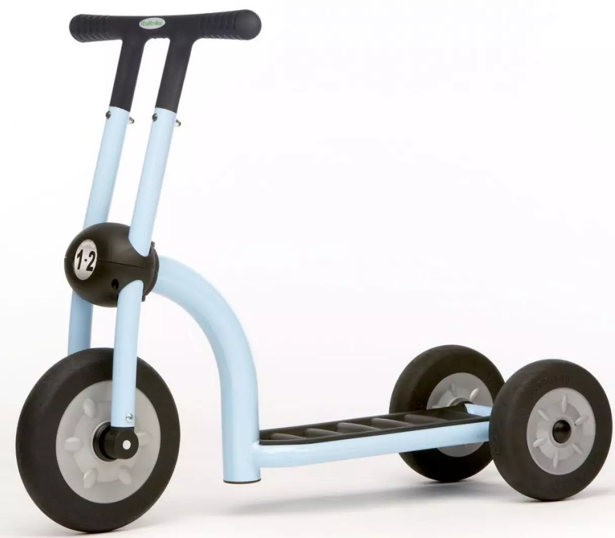 Scooters de 3 rodas de bebé (31 fotos): Valoración dos mellores scooters de tres rodas de tres rodas para nenos 2-5 anos. Dispositivo e elección 8716_25