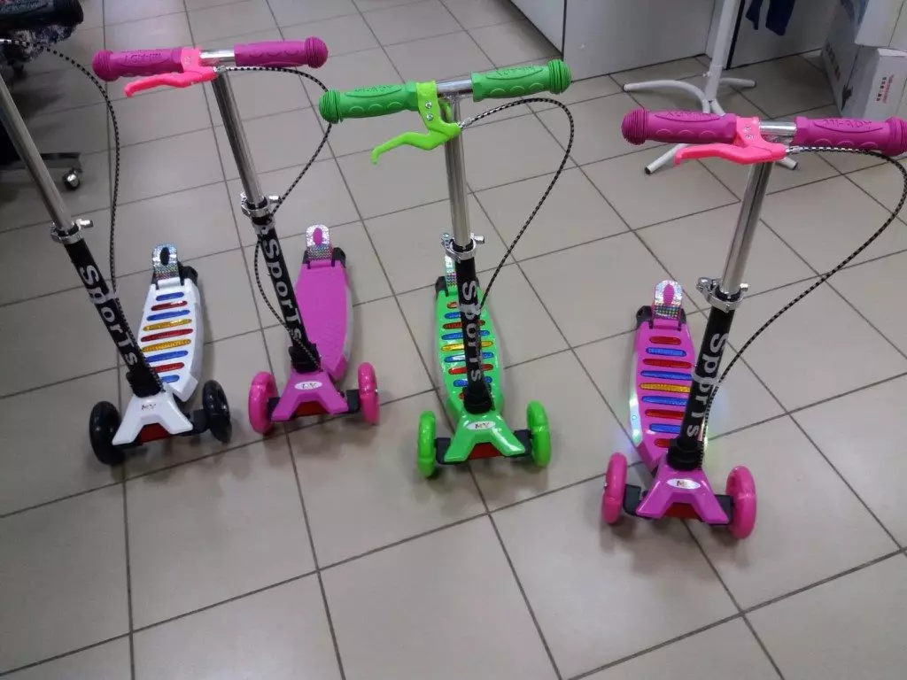 Bebek 3 tekerlekli scooter (31 fotoğraf): 2-5 yaşındaki çocuklar için en iyi katlanır üç tekerlekli scooterların değerlendirmesi. Cihaz ve seçim 8716_28
