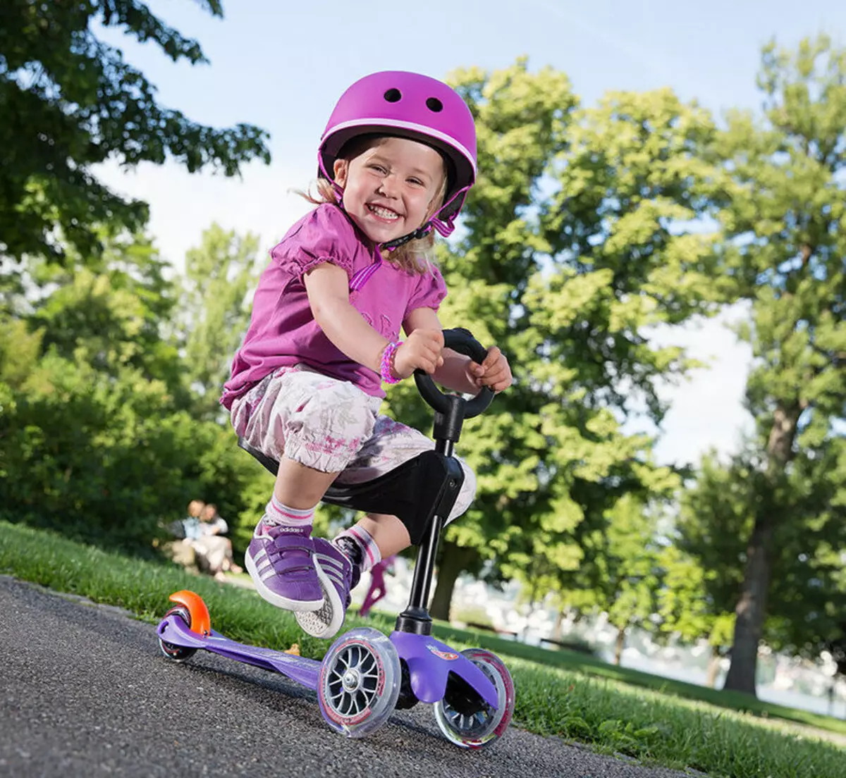 Baby 3-Rad Scooters (31 Fotoen): Bewäertung vun der bescht fällt dräi-wheeled Scooter fir Kanner 2-5 Joer. Apparat a Wiel 8716_3