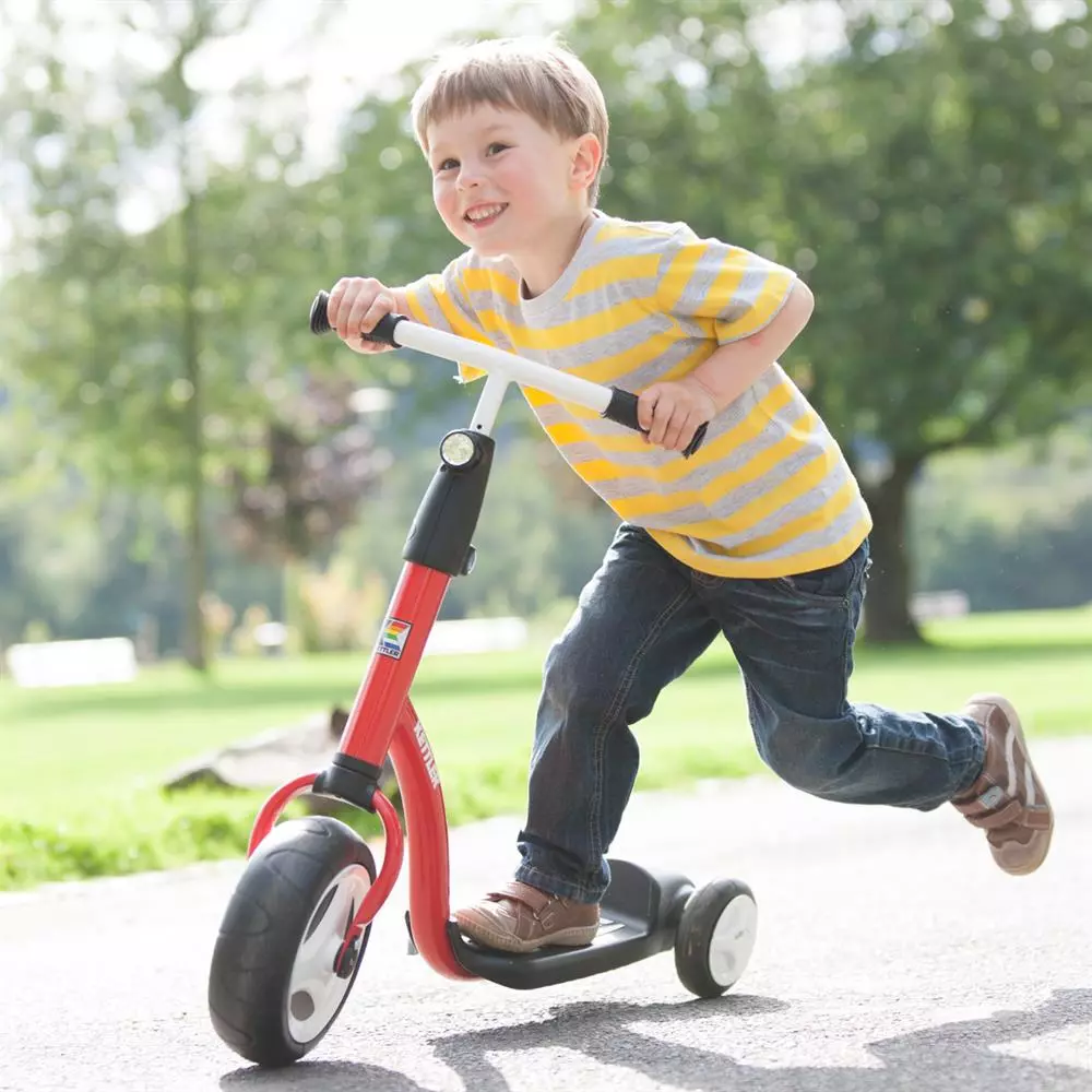 Baby 3-hjulskotrar (31 bilder): Betyg av de bästa vikande trehjuliga skotrarna för barn 2-5 år. Enhet och val 8716_6
