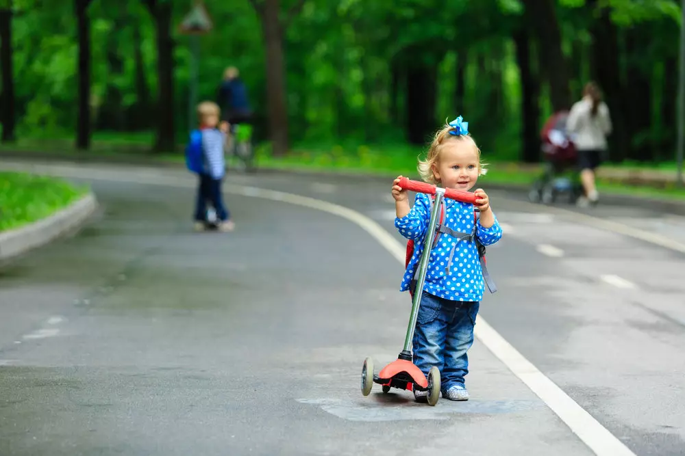 Scooter pieghevoli per bambini: come decomporre e piegare scooter per i bambini? Proti e modelli svantaggiati 8720_13