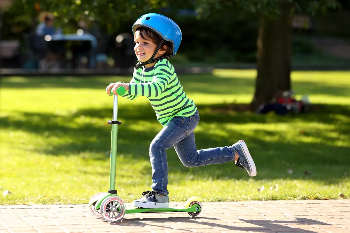 Scooter per bambini (55 foto): come scegliere uno scooter per bambini? Come insegnare a un bambino a cavalcare? Valutazione dei migliori modelli con grandi ruote e penna per i genitori. Quanti anni hai cavalcato? 8730_2