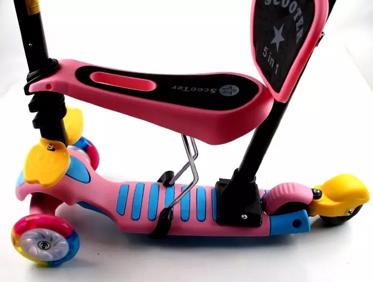 儿童踏板车（55张照片）：如何为孩子选择滑板车？如何教孩子骑？为父母的大轮子和笔的最佳模型评级。你多大了？ 8730_23