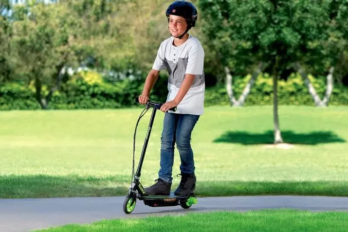 Scooters për fëmijë (55 foto): Si të zgjidhni një skuter për fëmijët? Si të mësoni një fëmijë për të hipur? Vlerësimi i modeleve më të mira me rrota të mëdha dhe stilolaps për prindërit. Sa vjeç mund të shkoni? 8730_26