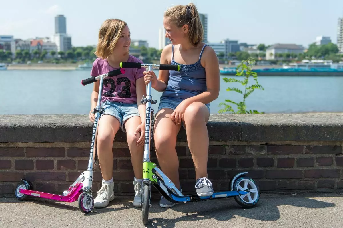 Scutere pentru copii (55 de fotografii): Cum de a alege un scooter pentru copii? Cum să înveți un copil să călătorească? Evaluarea celor mai bune modele cu roți mari și stilou pentru părinți. Cât de vechi poți călători? 8730_3