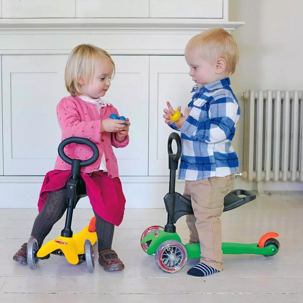Детски скутери (55 снимки): как да изберете скутер за деца? Как да научим дете да се вози? Рейтинг на най-добрите модели с големи колела и писалка за родители. На каква възраст може да ви вози? 8730_38
