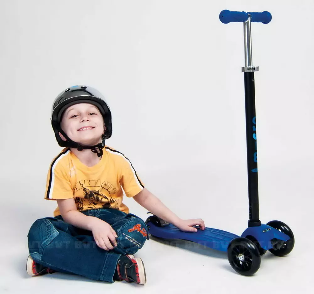 Skuter anak-anak (55 foto): Bagaimana memilih skuter untuk anak-anak? Bagaimana cara mengajar anak untuk dikendarai? Peringkat model terbaik dengan roda besar dan pena untuk orang tua. Berapa umur Anda? 8730_4