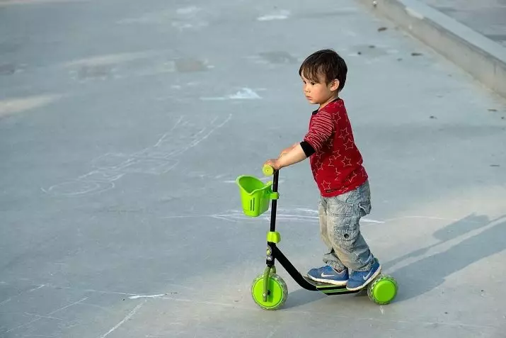 Children's Scooters (55 foto's): Hoe een scooter voor kinderen kiezen? Hoe een kind te leren rijden? Beoordeling van de beste modellen met grote wielen en pen voor ouders. Hoe oud kun je rijden? 8730_55