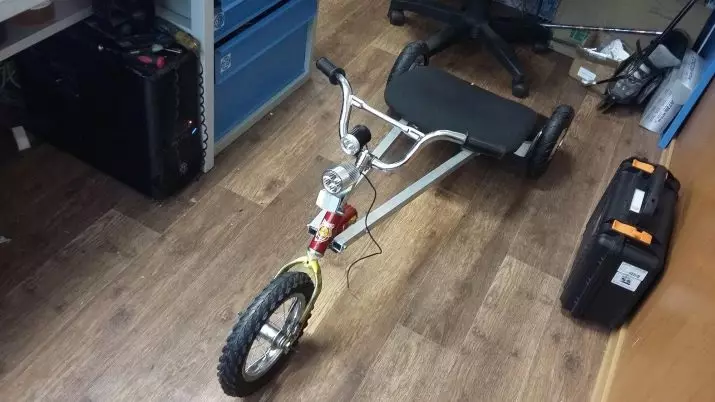 Co lze vyrobit z Gyro? Scooter a Elektrické dřezy s vlastními rukama, strojem a elektrickým autem, kartami a dětskými koly bez regulátoru 8743_14